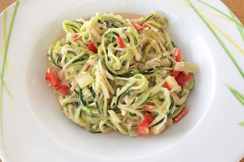 Zoodles mit Paprika-Mandel-Sauce