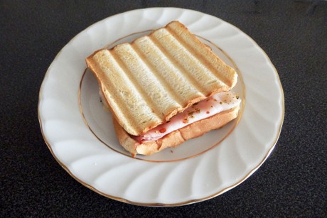 Schinken-Käse-Toast mit Oregano