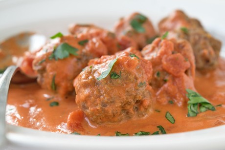 Fleischbällchen in Tomaten-Kokos-Sauce