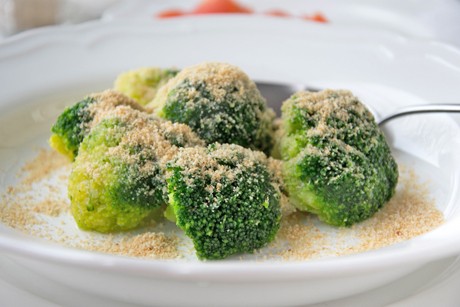Brokkoli mit Knoblauchbrösel