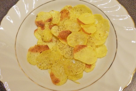 Kartoffelchips mit Salz und Pfeffer
