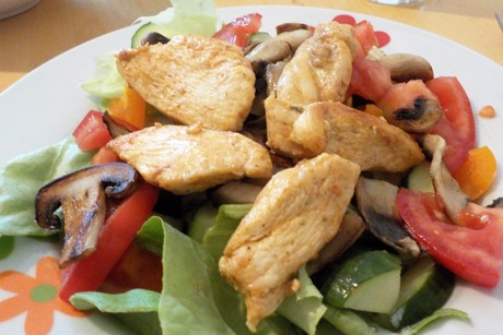 Gegrillte Hühnerstreifen auf Salat