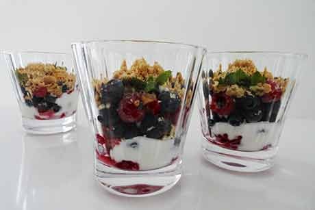 Joghurt mit Nüssen und Heidelbeeren