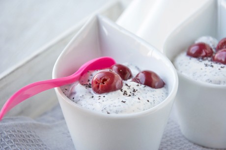 Mohncreme mit Kirschen