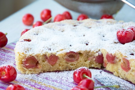 Milchkuchen mit Sauerkirschen