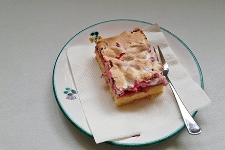 Ribiselkuchen mit Schneehaube