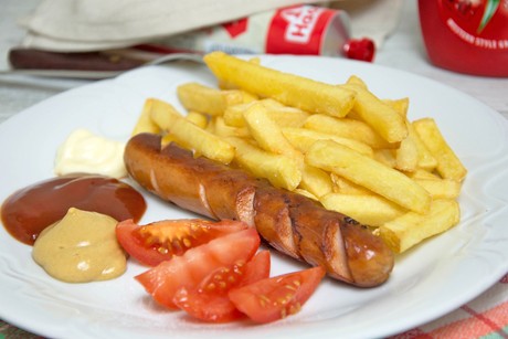 Grillwurst mit Pommes