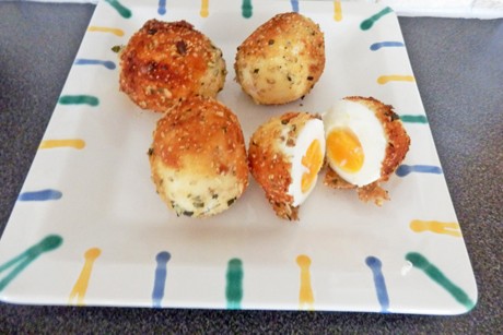 Eier in Sesam-Kürbiskruste