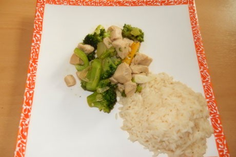 Hähnchen-Gemüsepfanne in Sojasauce mit Reis