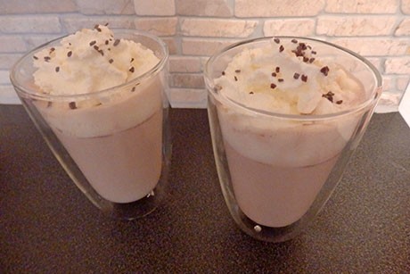 Schoko-Karamel-Milch mit Schlagobers