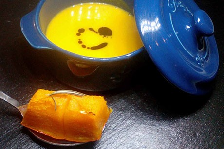 Kürbissuppe vegan mit Schmorrkürbis