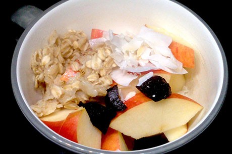 Müsli mit Dinkelmilch, Kokos, Dörrpflaumen und Apfel