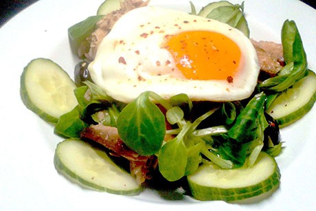 Vogerlsalat mit Fisch und Spiegelei