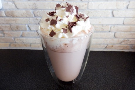 Haselnusscreme Milch mit Schlagobershaube