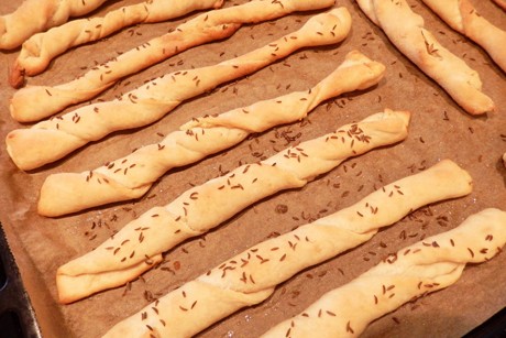 Knoblauchstangerl mit Kümmel