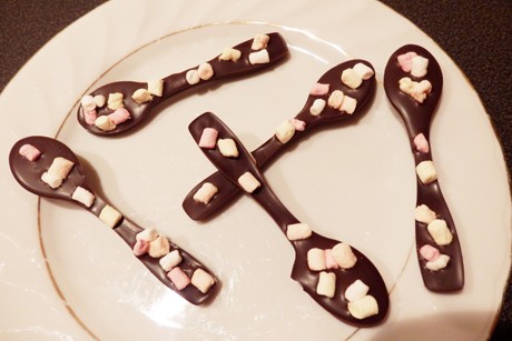 Schoko-Marshmallow-Löffel mit Zimt