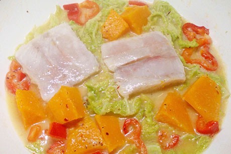 Dorschfilet im Gemüsebeet mit Kokosmilch