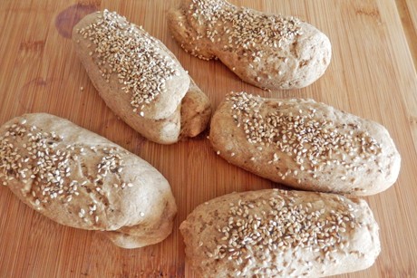 Kleine Kornspitz mit Sesam