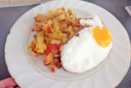 Gröstl mit Speck und Spiegelei