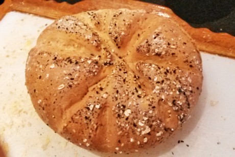 Helles bestreutes Mischbrot