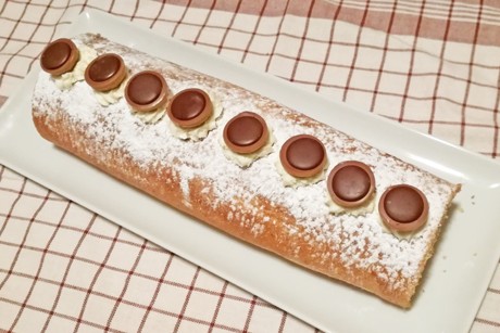 Biskuitroulade mit Nüssen