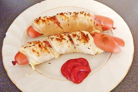 Würstel in Blätterteig-Käse-Hülle