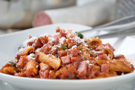 One-Pot-Pasta mit Salami