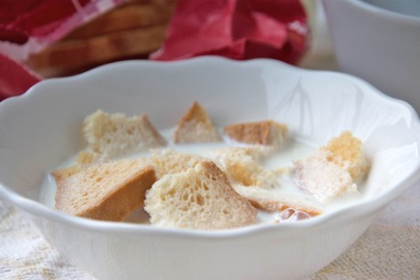 Zwieback in heißer Milch