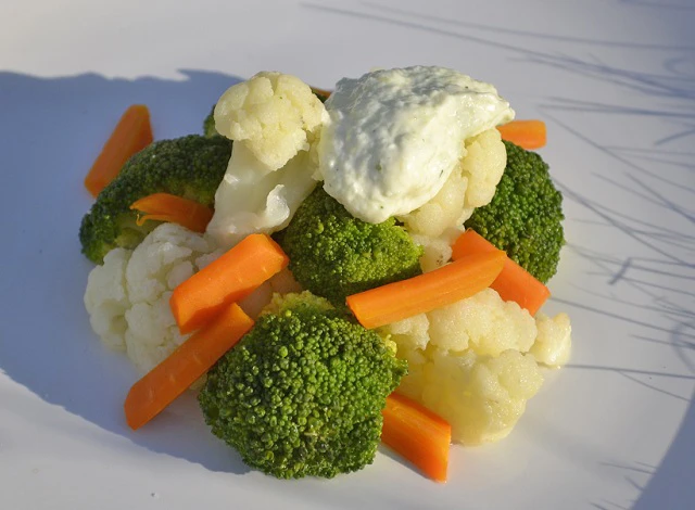 Broccoli-Blumenkohl-Salat mit Gemüsemayonnaise