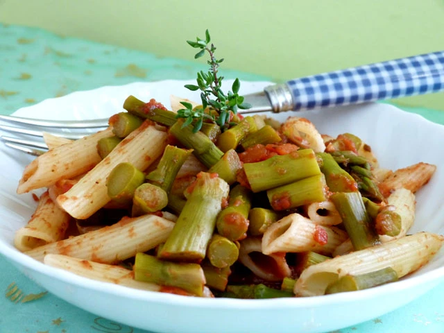 Penne agli asparagi e pomodori