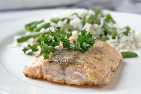 Lachsfilet mit Reis und Fisolen