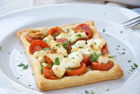 Tomaten-Blätterteigpizza