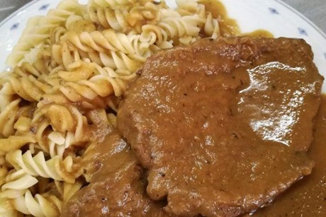 Saft-Rindschnitzel mit Hörnchen