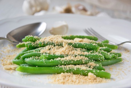 Fisolen mit Knoblauchbröseln