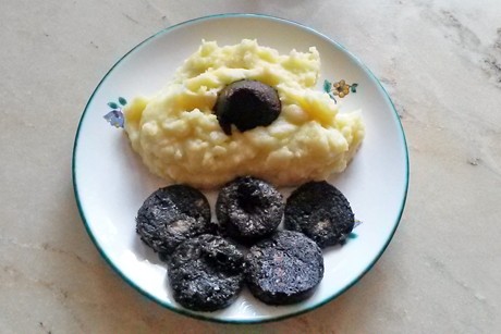 Gebratene Blutwurstscheiben mit Parmesan-Kartoffelpüree