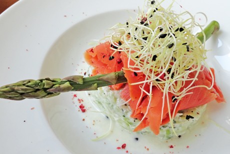 Lachs mit Gurkengemüse