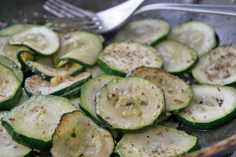 Gebratene Kräuterzucchini