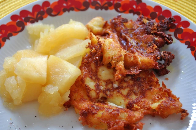 Kartoffel-K&auml;sepuffer mit Apfelkompott