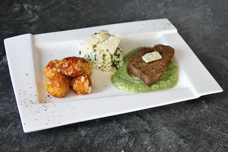 Rinderhüftsteak auf Brokkolipüree