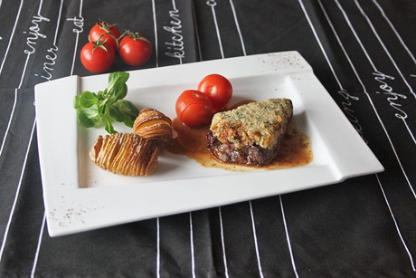 Steak in der Kräuterkruste mit Fächerkartoffeln und Cocktailtomaten