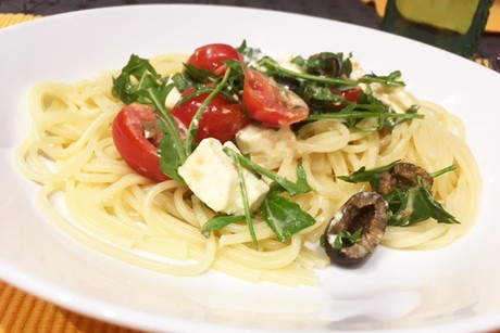 Feta mit Tomaten und Rucola