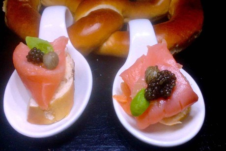 Kaviar auf Lachs-Brezel