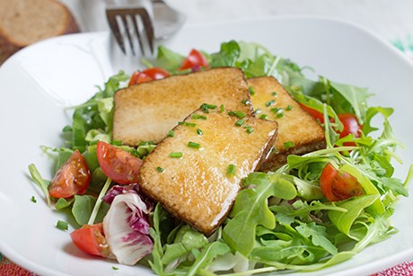 Gebratener Tofu auf Salat