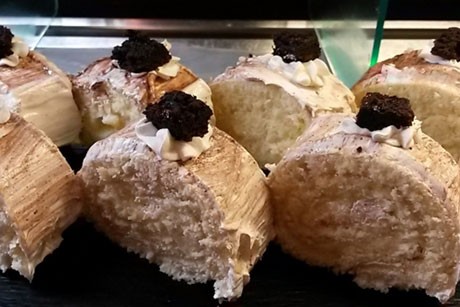 Biskuitroulade mit Vanillecreme