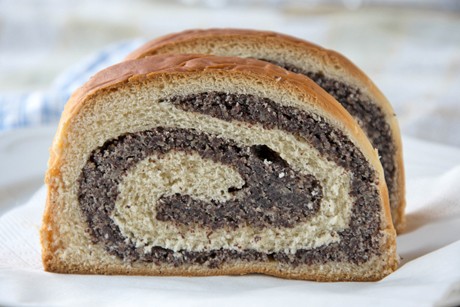 Mohnrolle aus Germteig