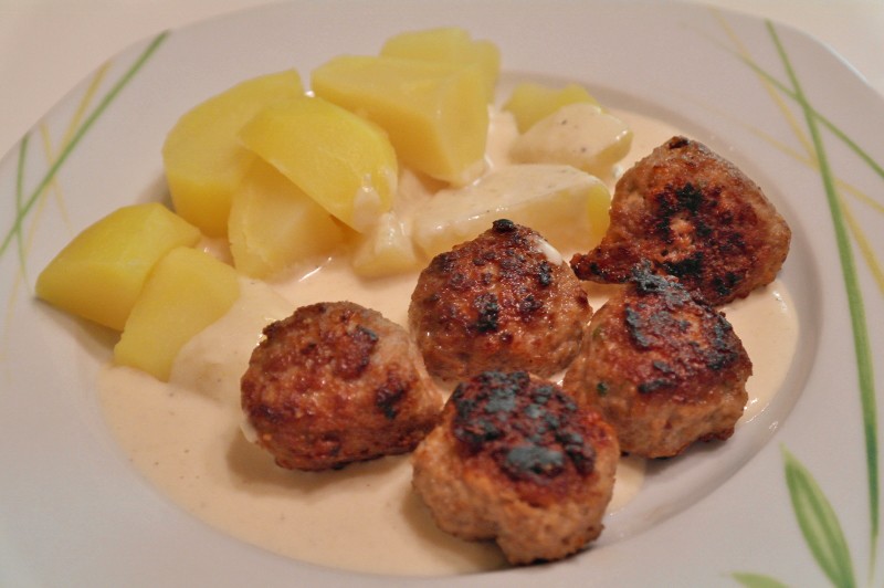 Fleischklöschen mit Käsesauce