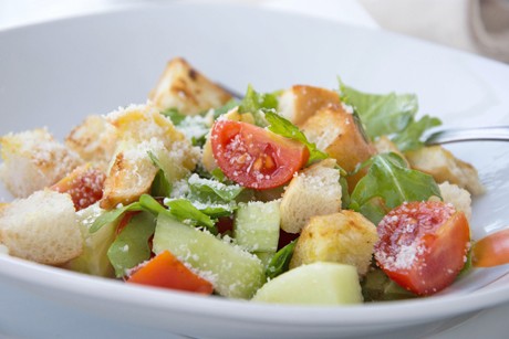 Brotsalat mit Rucola