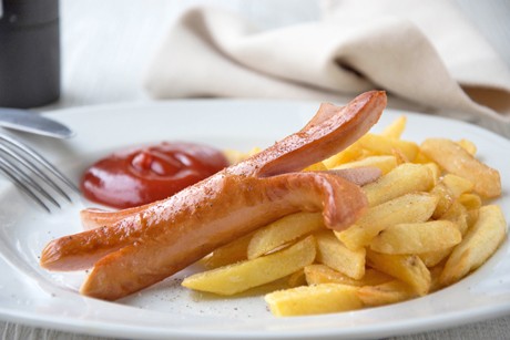 Narrenwürstel mit Pommes