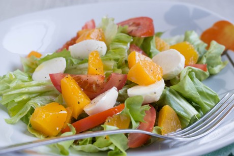Büffelmozzarella-Tomaten-Mango Salat