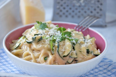 Zucchininudeln mit Erdnusssauce
